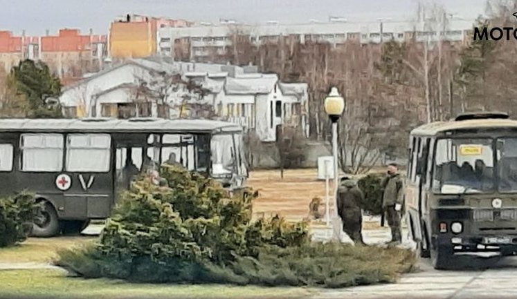 7 автобусів з імовірно опроміненими в зоні ЧАЕС окупантами приїхало у центр радіаційної медицини Білорусі