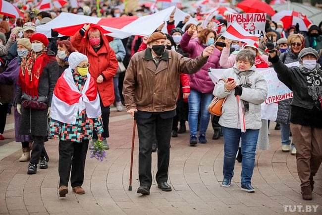 Многолюдный марш пенсионеров и медиков прошел в Минске 02