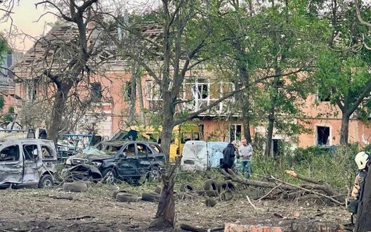 Наслідки атаки на Дніпро: зруйновано 7 будинків і пошкоджено ще 49. Загинули шестеро людей, з них - один рятувальник. ФОТОрепортаж
