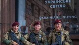 "Українське світло": Девушки-военнослужащие Десантно-штурмовых войск в центре Киева в День Независимости. ФОТО дня