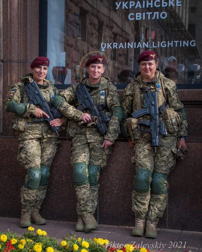 Українське світло: Дівчата-військовослужбовці Десантно-штурмових військ у центрі Києва в День Незалежності 01