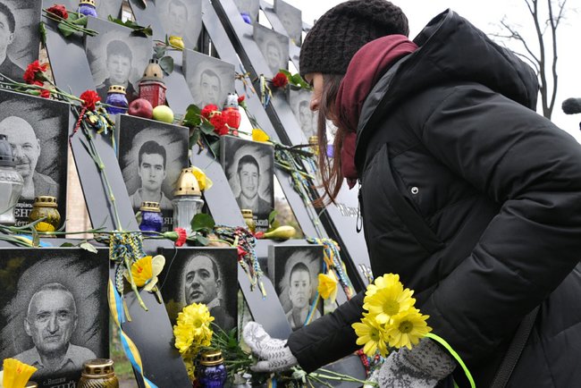 Поминальный молебен прошел на аллее Героев Небесной Сотни в Киеве 09