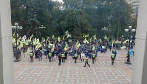 Власники автомобілів з єврономерами другий день поспіль мітингують під Радою з вимогою доступних умов розмитнення. ВІДЕО+ФОТО