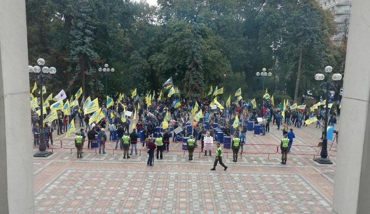 Власники автомобілів з єврономерами другий день поспіль мітингують під Радою з вимогою доступних умов розмитнення. ВІДЕО+ФОТО