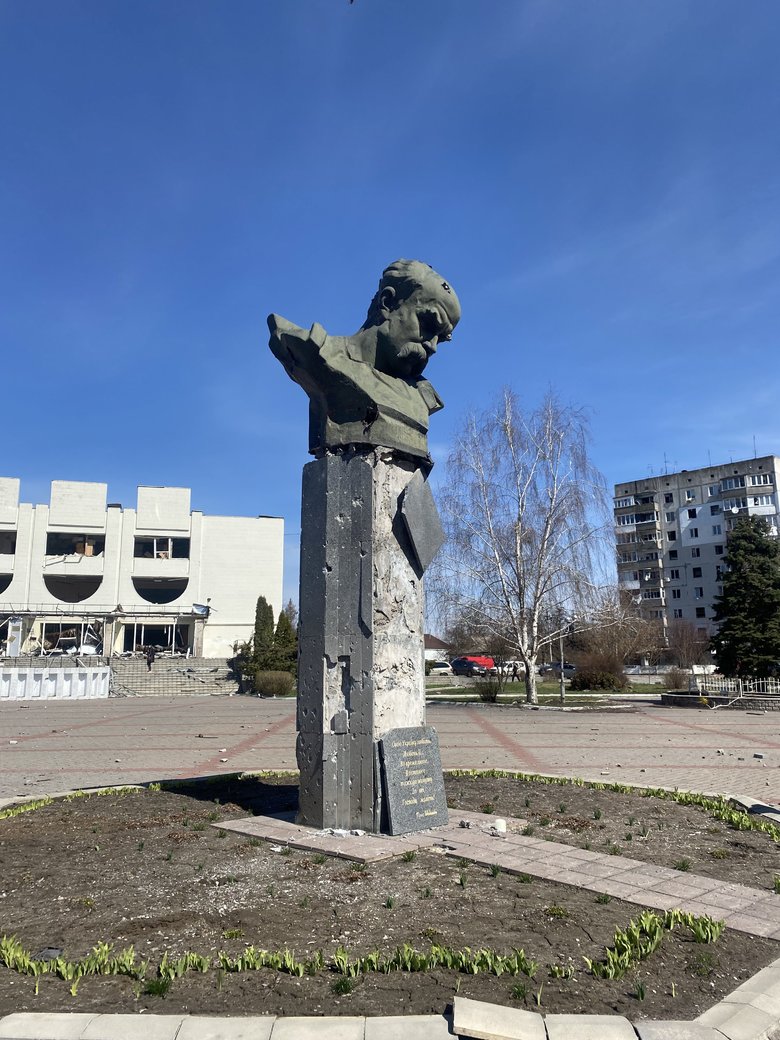 Над нами кружляли лелеки, а я зіщулилася, бо, здавалося, - це знову російські літаки прилетіли, - жителька Бородянки 13