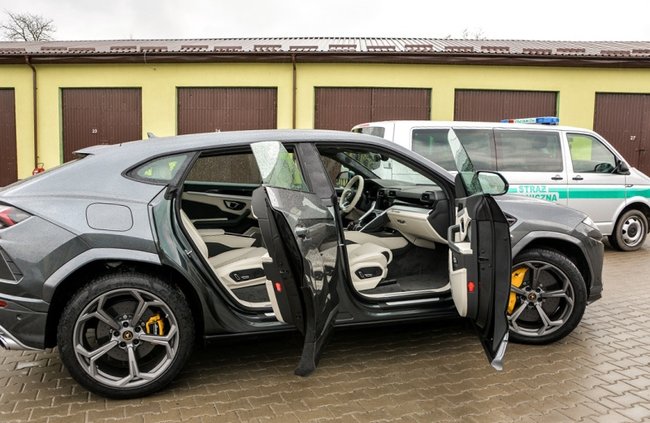 Польские пограничники не пустили в Украину автомобиль Lamborghini стоимостью 9,6 миллионов 02