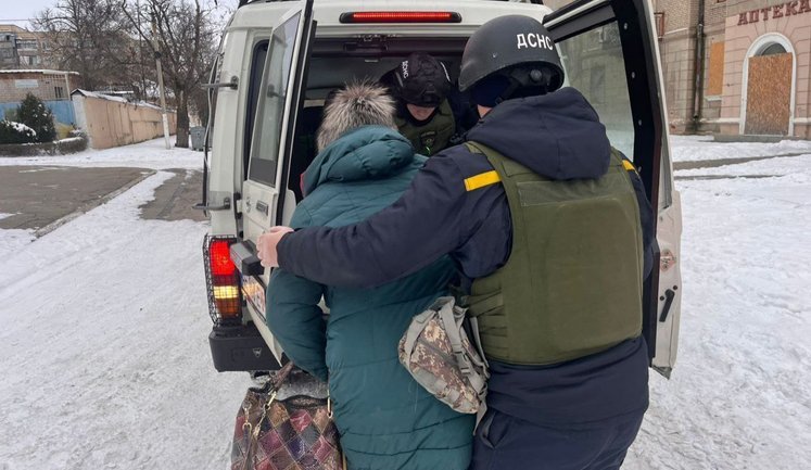 Унаслідок ворожих атак на Нікопольщину постраждали жінка, пошкоджено будинки, підприємство, агрофірму, ЛЕП та газогін. ФОТОрепортаж