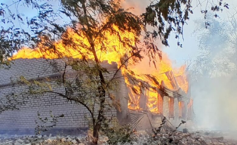 Впродовж дня окупанти били по Нікопольщині дронами та артилерією. Пошкоджені будинки, підприємство, сталося кілька пожеж