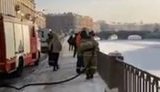 Российские пожарные приехали уничтожить надпись "Навальный", сделанную на льду речки Фонтанки в Санкт-Петербурге. ВИДЕО