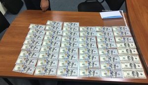 Представитель страховой компании предлагал чиновнику Фонда гарантирования вкладов $10 тыс. за возврат 10 млн грн. ФОТОрепортаж