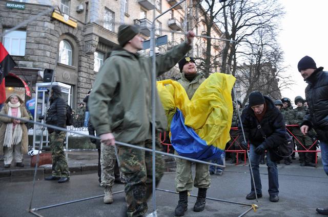 Donbas blockade supporters put up tent near Presidential Administration 09