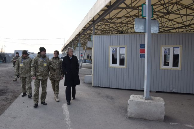 Французский философ Леви посетил КПВВ на Донбассе, - Госпогранслужба 07 Французский философ Леви посетил КПВВ на Донбассе, - Госпогранслужба 07