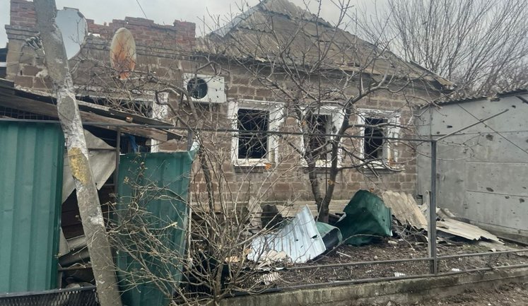 Окупанти атакували два райони Дніпропетровщини: загинув чоловік, пошкоджено будинки, лікарню, храм та ЛЕП. ФОТОрепортаж