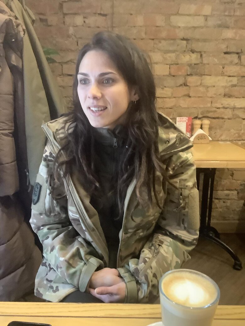 Стрілець-зв’язківець Ольга Єгорова: До снайперів свої ж ставляться 60 на 40. 60 – бояться, 40 –радіють, коли ми з’являємось 05