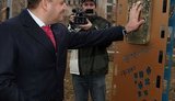 Добкин установил памятную доску Бельмондо с ошибкой. ФОТО