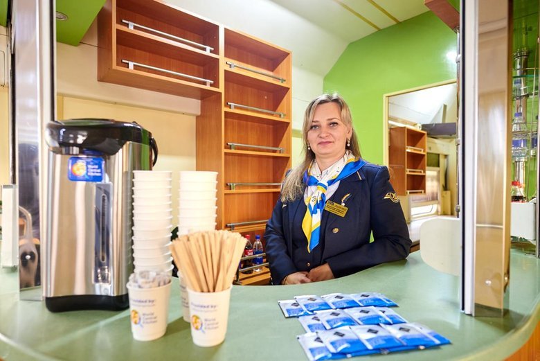 "Укрзалізниця" обладнала 100 вагонів як мобільні пункти незламності