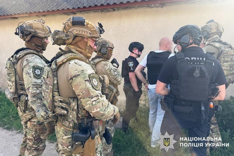 На Хмельниччині чоловік погрожував поліцейським автоматом