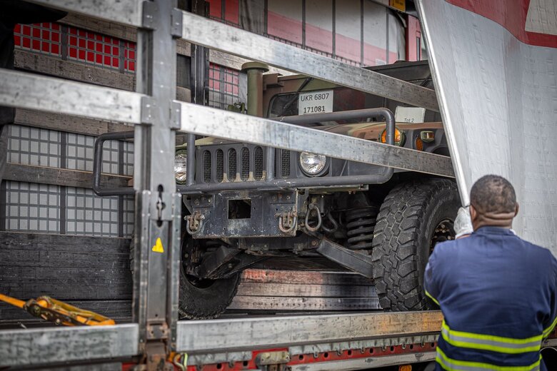 Люксембург передает Украине внедорожники HMMWV 03