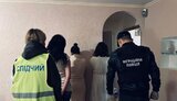 Полицейские разоблачили группу сутенеров, которые под угрозой физической расправы заставляли 63 женщины заниматься проституцией. ФОТОрепортаж