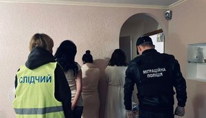 Поліцейські викрили групу сутенерів, які під загрозою фізичної розправи примушували займатися проституцією 63 жінок. ФОТОрепортаж