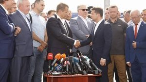 Зеленський визнав, що Центральний міст у Дніпрі здали вчасно