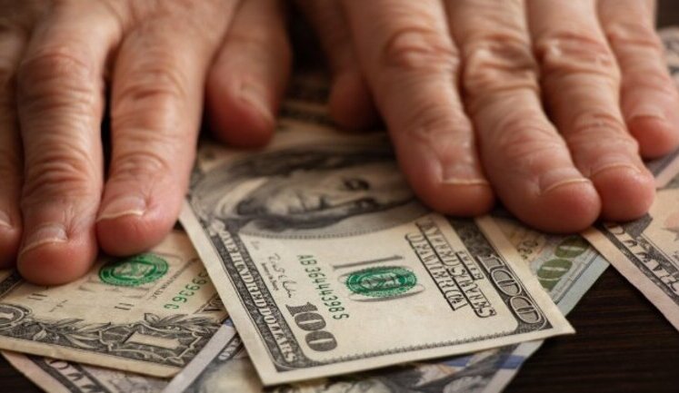 Украинцы за год накопили на руках почти $12 млрд наличными, - НБУ