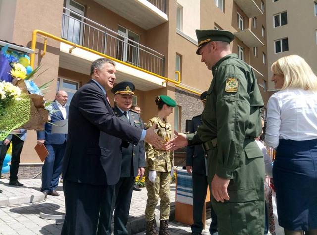 36 семей пограничников в Хмельницком получили квартиры 04