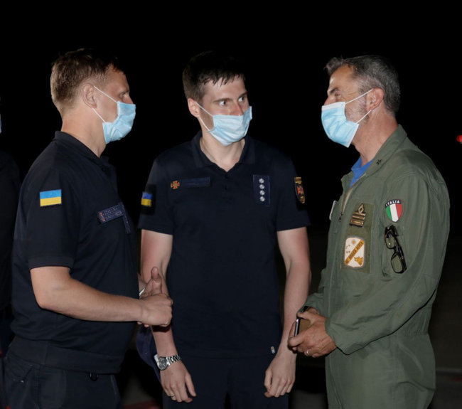 Aid from Italy to help flood victims arrives in Ukraine 04