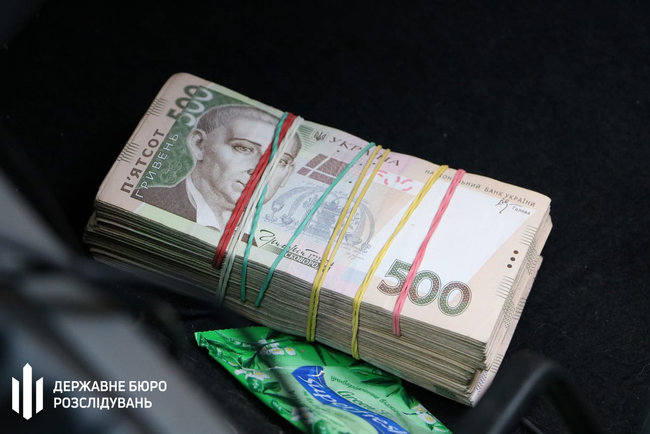 Двох слідчих із Мелітополя підозрюють у вимаганні $10 тисяч у підприємниці за закриття сфабрикованої справи, - ДБР 05