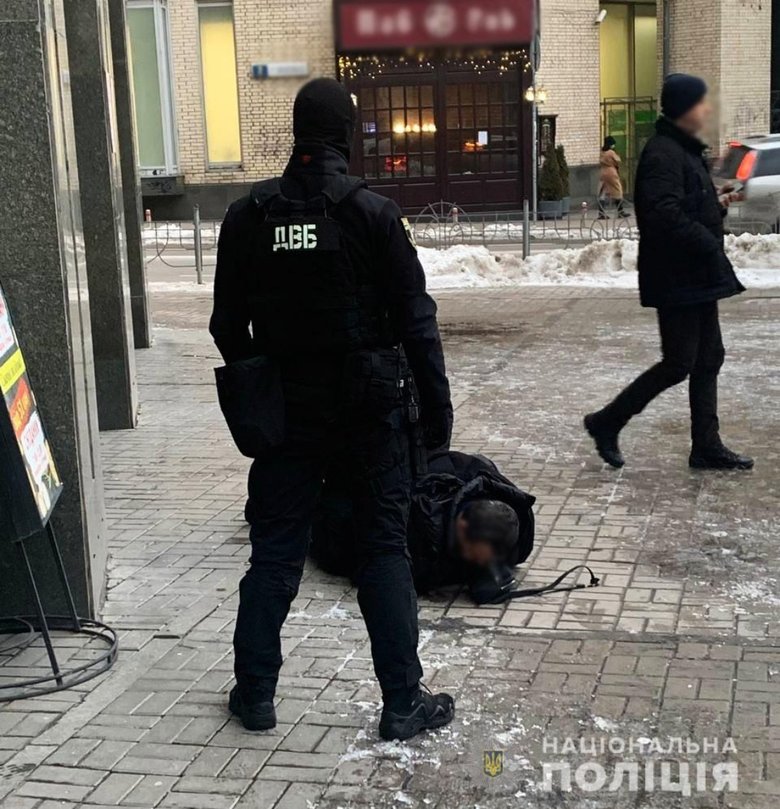 Представлялся двоюродным братом главы МВД: Задержан мужчина, который за $60 тыс. пытался продать должность в министерстве 01