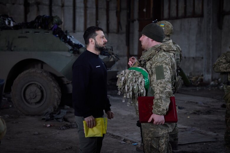 Зеленський відвідав передові позиції ЗСУ на Бахмутському напрямку 01