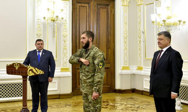 Порошенко вручил 19 добровольцам государственные награды 04