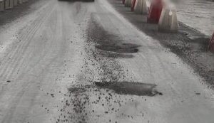 Відремонтована дорога на Південному мосту у Києві почала руйнуватись. ФОТО