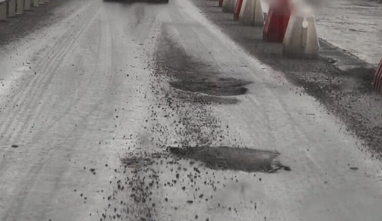 Відремонтована дорога на Південному мосту у Києві почала руйнуватись. ФОТО