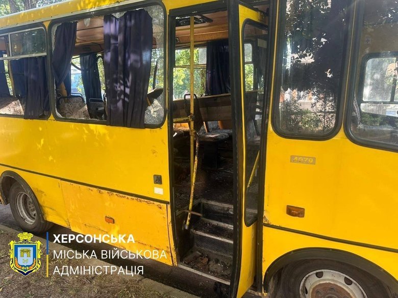 РФ атакувала маршрутку в Херсоні: є загиблі та поранені