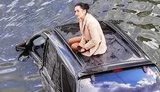 У Харкові на набережній дівчина на автомобілі KIA знесла огорожу та опинилася у воді. ВIДЕО