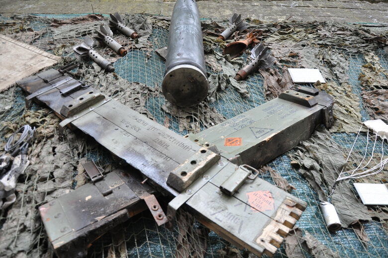 Кресло-катапульта, образцы снарядов и личные вещи рашистов: На Андреевском спуске открылась благотворительная выставка Спротив-2022 71 Кресло-катапульта, образцы снарядов и личные вещи рашистов: На Андреевском спуске открылась благотворительная выставка Спротив-2022 71