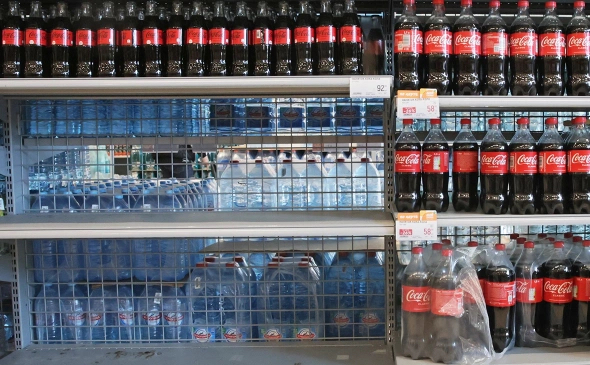 У Москві почали продавати підробні напої Coca-Cola 01