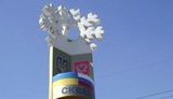 Кернес убирает снежинку со стелы дружбы Украины и России, символизировавшую холод. ФОТОрепортаж