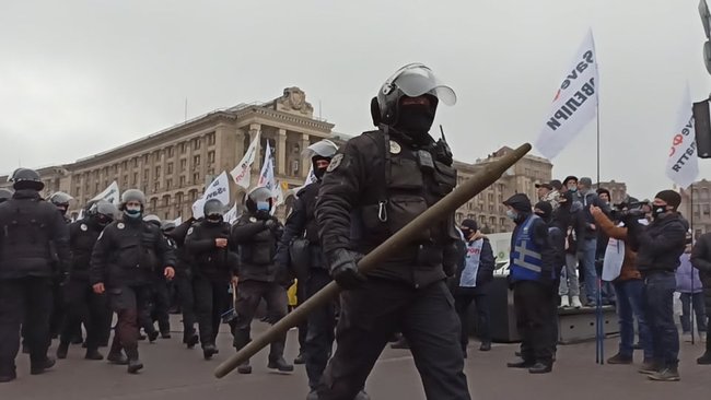 ФОПы попытались установить палатки на Майдане Незалежности: между митингующими и правоохранителями произошли стычки 22