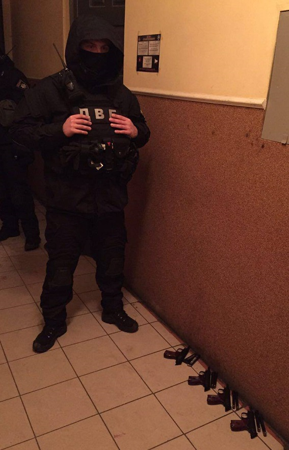 Банду поліцейських, які займалися рекетом на залізничному вокзалі, затримано у Львові, - Нацполіція 01