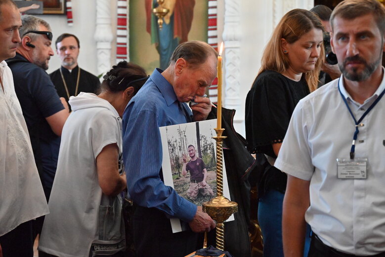 Зі скрипалем та воїном Давидом Якушиним, який загинув у бою з окупантами, попрощалися в Києві 16