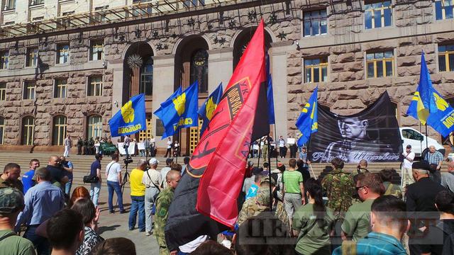 Киевсовет приравнял воинов добробатов к участникам АТО: во время попытки активистов пройти в зал заседаний произошла потасовка 06