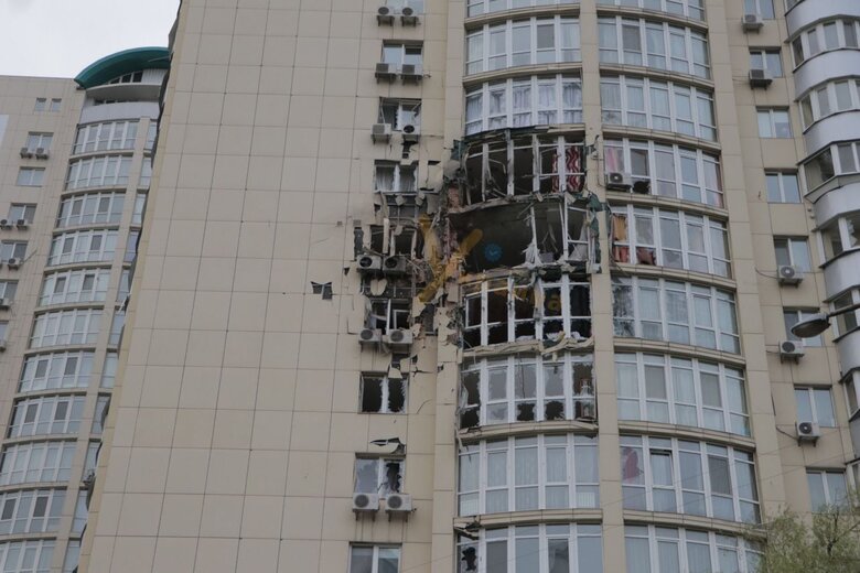 Многоэтажка в Святошинском районе Киева после падения обломков вражеского дрона 03