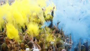 Майже 3 тисячі учасників і півтонни фарб, - у Дніпрі провели Kolir Fest. ФОТОрепортаж