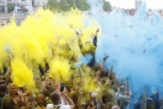 Майже 3 тисячі учасників і півтонни фарб, - у Дніпрі провели Kolir Fest 05