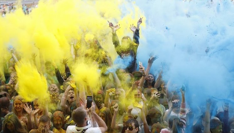 Майже 3 тисячі учасників і півтонни фарб, - у Дніпрі провели Kolir Fest. ФОТОрепортаж