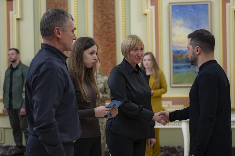 Зеленський вручив сертифікати на квартири