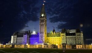 Офис премьера и парламент Канады подсветили сине-желтыми цветами. ФОТОрепортаж