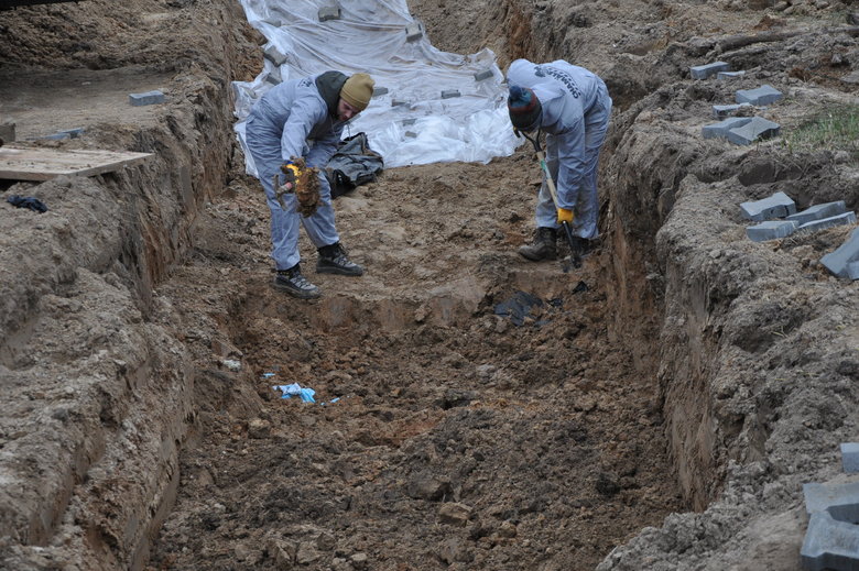 В Бучі ексгумують з братської могили тіла вбитих росіянами мирних жителів: Майже всі з вогнепальними пораненнями, деякі із завязаними руками та ногами 29